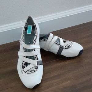 Michelle K sneakers - Size 9.5 brand new